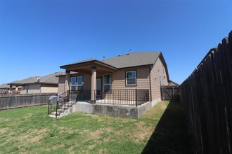 5825 Sardinia Dr in Round Rock, TX - Foto de edificio - Building Photo