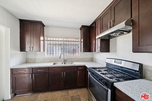 5380 Romaine St in Los Angeles, CA - Building Photo - Building Photo