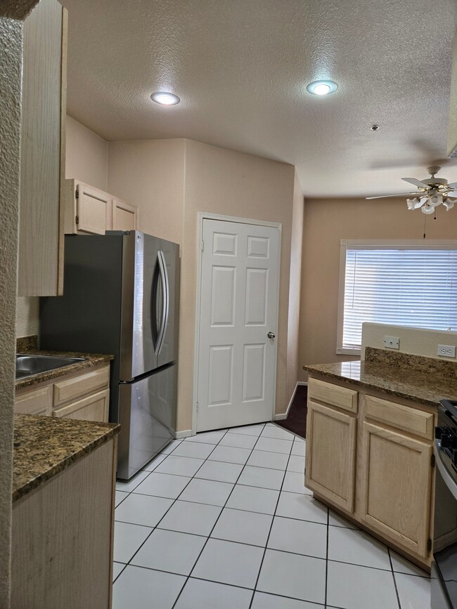 6480 Annie Oakley Dr in Las Vegas, NV - Building Photo - Building Photo