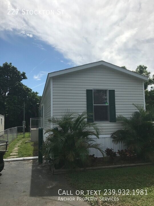 227 Stockton St in North Fort Myers, FL - Building Photo