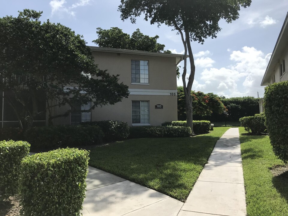 13811 Oneida Dr in Delray Beach, FL - Building Photo