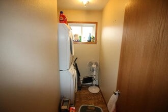 177 E 9th St, Unit Downstairs in Winona, MN - Building Photo - Building Photo