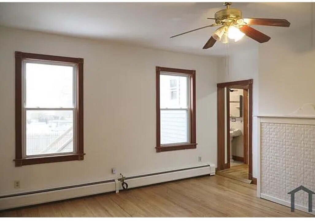 20 Perkins St in Westfield, MA - Building Photo