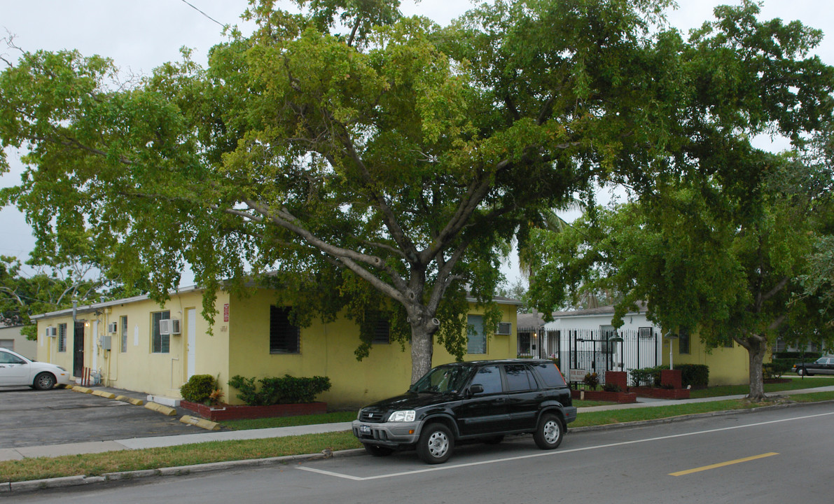 Washington Court in Hollywood, FL - Building Photo