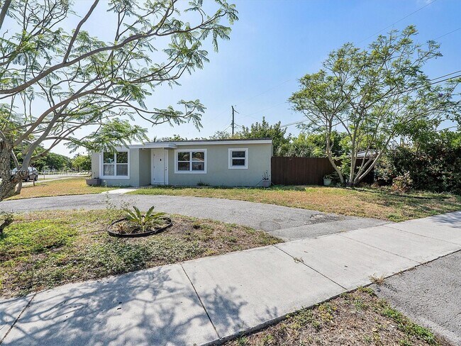 2480 NE 13th Terrace in Pompano Beach, FL - Building Photo - Building Photo