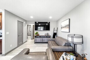 5327 Jennifer Dr in Pleasant Hill, IA - Building Photo