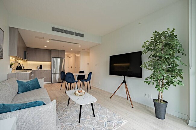 1401 Hunter St in North Vancouver, BC - Building Photo - Building Photo