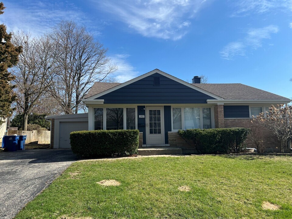 1957 Redwood Ln in Northbrook, IL - Building Photo