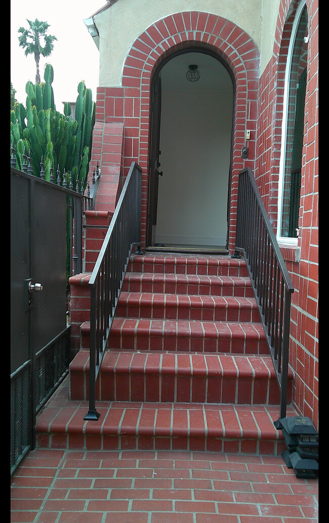 5039 Franklin Ave in Los Angeles, CA - Building Photo - Building Photo