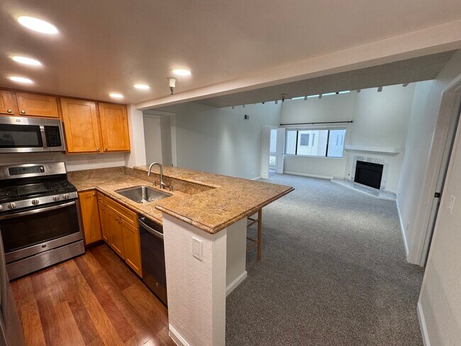 545 Pierce St, Unit 1302 in Albany, CA - Foto de edificio - Building Photo