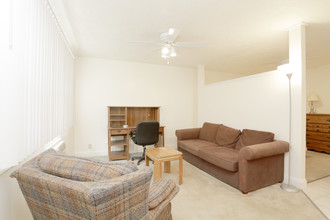 Harms Apartments in Bloomington, IL - Building Photo - Interior Photo