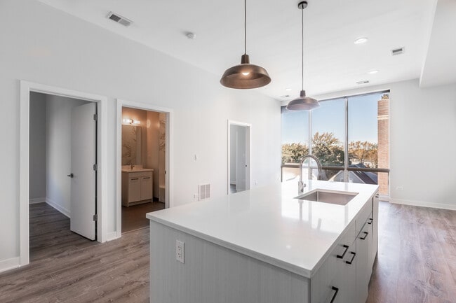 2250 W Lawrence Ave, Unit 02, Unit 02