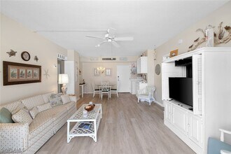 140 Seaview Ct in Marco Island, FL - Building Photo - Building Photo