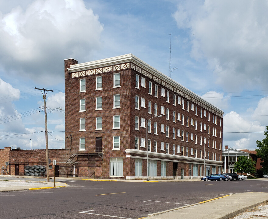 Dunlap Center in Jacksonville, IL - Building Photo