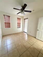 10747 NW 76th Ln in Doral, FL - Foto de edificio - Building Photo