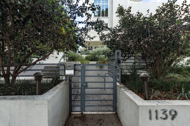 1139 Yale St in Santa Monica, CA - Foto de edificio - Building Photo