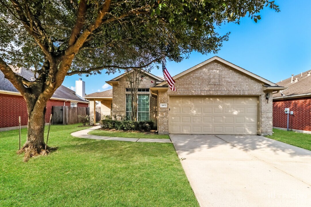 24022 Holleygate Ct in Spring, TX - Building Photo