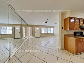 7041 SW 27th St in Miramar, FL - Foto de edificio - Building Photo