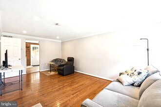 32 Dorrell Ct in Sterling, VA - Building Photo - Building Photo