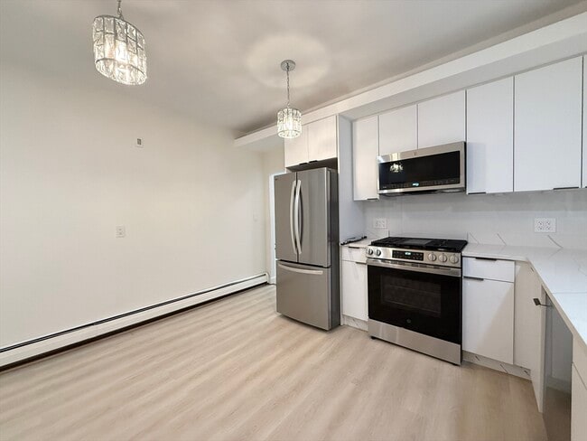 144 Spring St, Unit 3 in Cambridge, MA - Foto de edificio - Building Photo