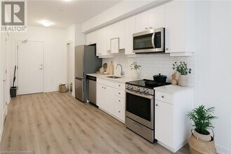 243 Northfield Dr E in Waterloo, ON - Building Photo - Building Photo