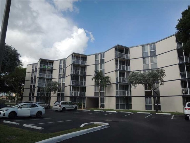 6995 NW 186th St, Unit #E211-1 in Hialeah, FL - Building Photo - Building Photo