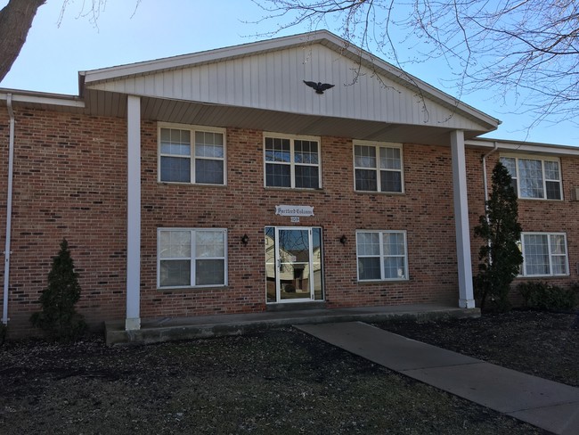 109 E Monroe Ave in Hartford, WI - Foto de edificio - Building Photo