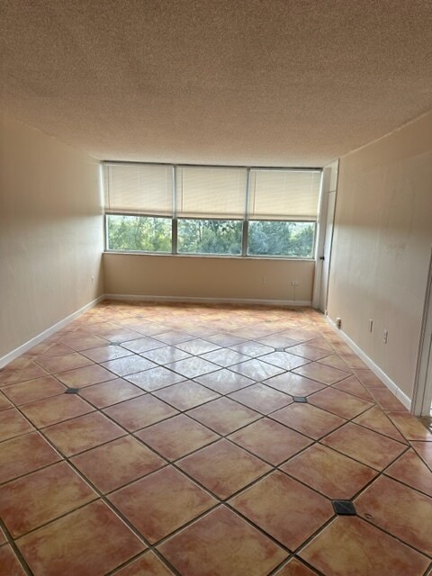 1300 NE Miami Gardens Dr in North Miami Beach, FL - Building Photo - Building Photo