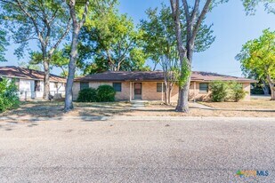 319 E Bowie St in Luling, TX - Building Photo