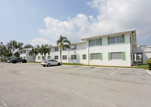 Gregorian Court Co-Ops in Fort Lauderdale, FL - Building Photo - Building Photo