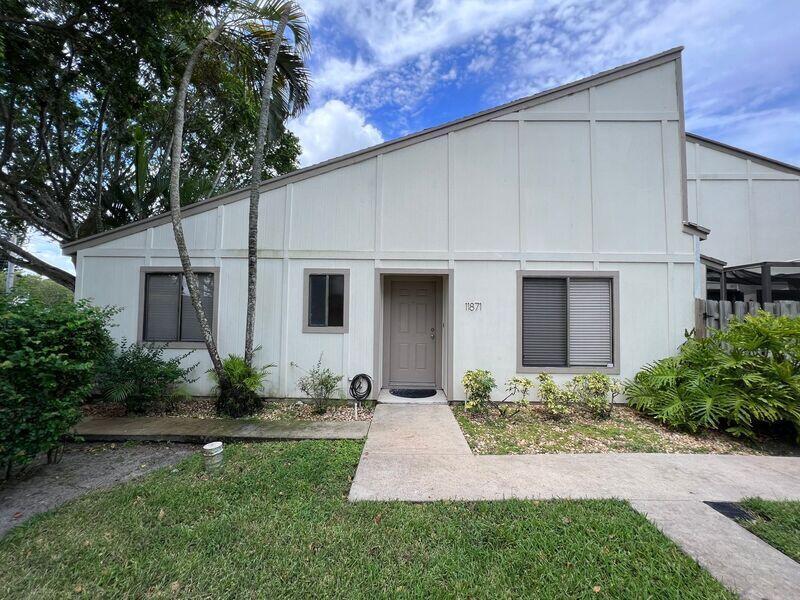 11871 Sturbridge Ln in Wellington, FL - Building Photo