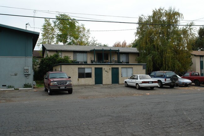 647 W 1st Ave in Chico, CA - Foto de edificio - Building Photo