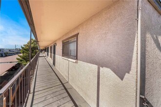 625 S Royal Crest Cir in Las Vegas, NV - Foto de edificio - Building Photo