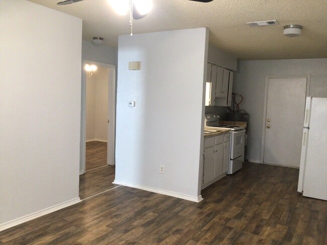 property at 304 E Oakdale St