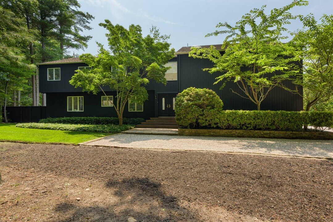 21 Crooked Hwy in East Hampton, NY - Building Photo