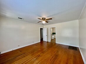 705 Runnels Ave in Crockett, TX - Foto de edificio - Building Photo