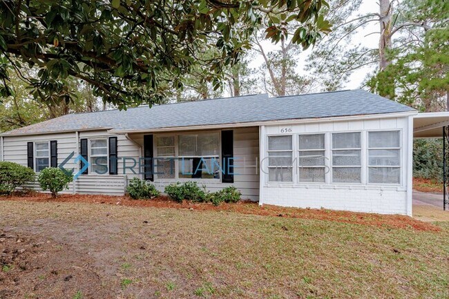 656 Schroder Ave NE photo'