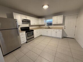 12925 SW Beaverdam Rd in Beaverton, OR - Building Photo - Building Photo