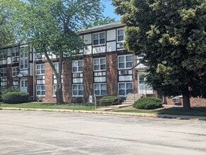 Ashbury Court in Dekalb, IL - Foto de edificio - Building Photo