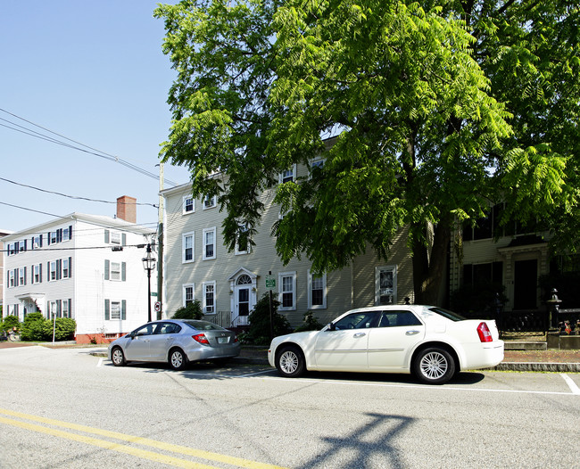 98 Court St in Portsmouth, NH - Foto de edificio - Building Photo