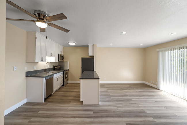 Grand Lake Terrace Apartments in Oakland, CA - Building Photo - Interior Photo