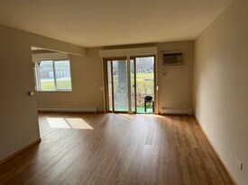 2423 E Olive St, Unit Pool Park Ground Unit in Arlington Heights, IL - Building Photo