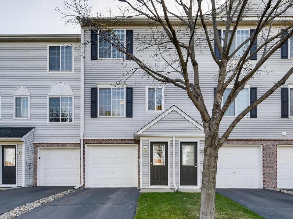 15587 Flight Way in Apple Valley, MN - Building Photo