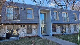 812 9th Ave S, Unit 7 in Hopkins, MN - Building Photo