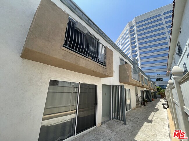 1218 McClellan Dr in Los Angeles, CA - Building Photo - Building Photo