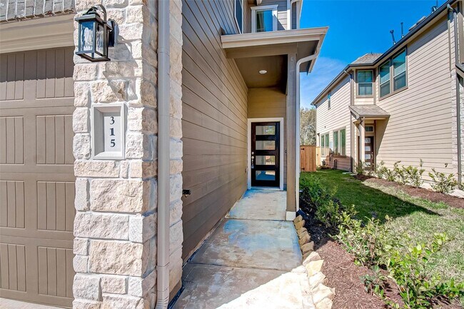 315 N Spotted Fern Dr in Montgomery, TX - Building Photo - Building Photo