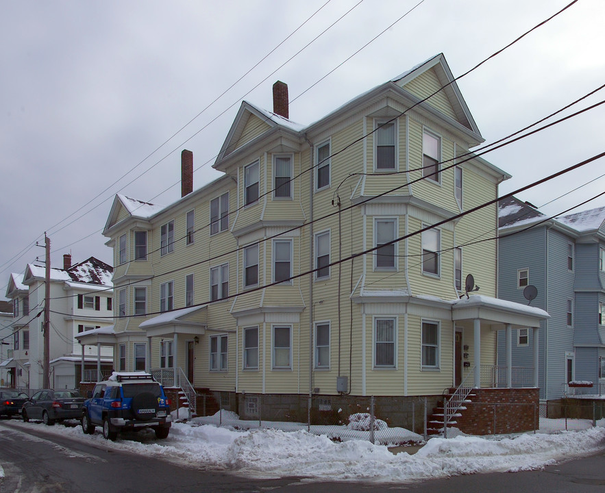 100 16th St in Fall River, MA - Foto de edificio