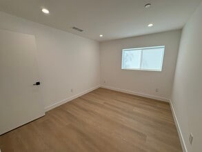 14165 Calvert St in Van Nuys, CA - Foto de edificio - Building Photo