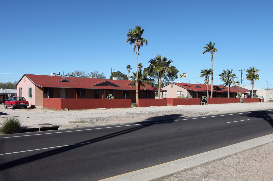 801-825 N Swan Rd in Tucson, AZ - Building Photo