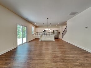 205 Lindridge Dr in Lilburn, GA - Building Photo - Building Photo